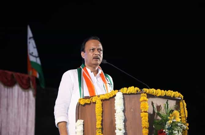 येड्या बाभळी काढायलाही आम्ही पवार कुटुंबीयच येतो : अजित पवार