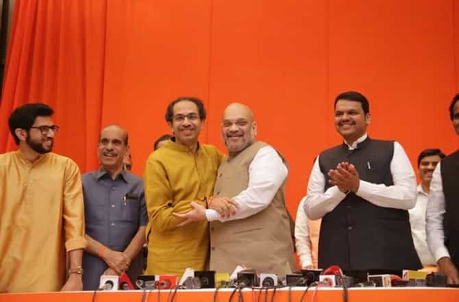 युतीची पंगत! आमदारांसह फडणवीस-उद्धव ठाकरेंचं ताटाला ताट