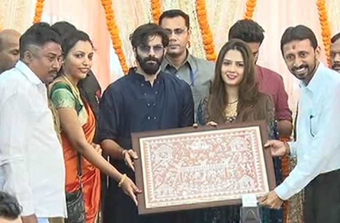 VIDEO: लग्नाला न आलेले मनसैनिक कृष्णकुंजवर, अमित-मितालीला शुभेच्छा!