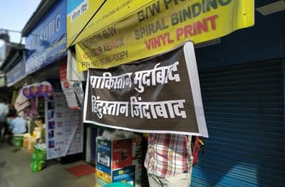 पुण्यात पाकिस्तानचा झेंडा जाळा, लायटर आणि माचिस मोफत