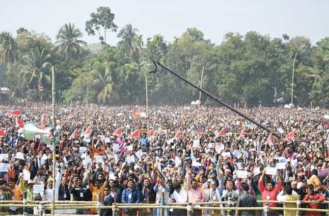 बंगालमध्ये मोदींच्या सभेत चेंगराचेंगरी, महिला आणि मुलं जखमी