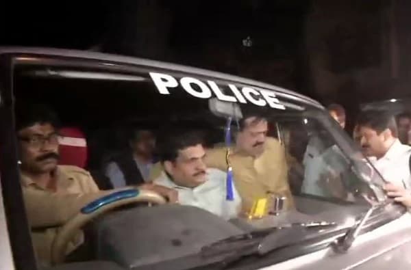 छापा टाकण्यासाठी गेलेले सीबीआयचे अधिकारी कोलकाता पोलिसांच्या ताब्यात