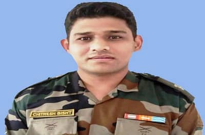 7 मार्चला लग्न होतं, वडील पत्रिका वाटत असताना मुलगा शहीद झाल्याची बातमी आली