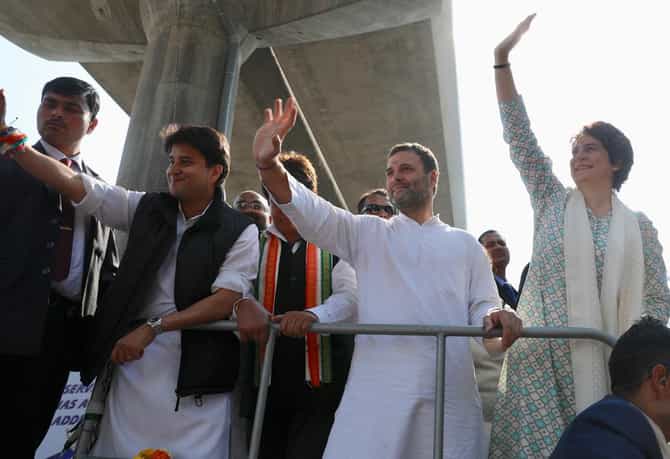 लखनौमध्ये प्रियांका गांधींच्या रोड शोला तुफान गर्दी