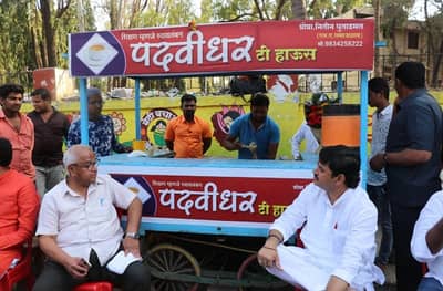 पदवीधर टी स्टॉलवर धनंजय मुंडे प्यायले 2 हजार रुपयांचा चहा