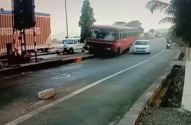 CCTV : बसचा ब्रेक फेल, चालकाच्या प्रसंगावधानामुळे 60 जण बचावले!