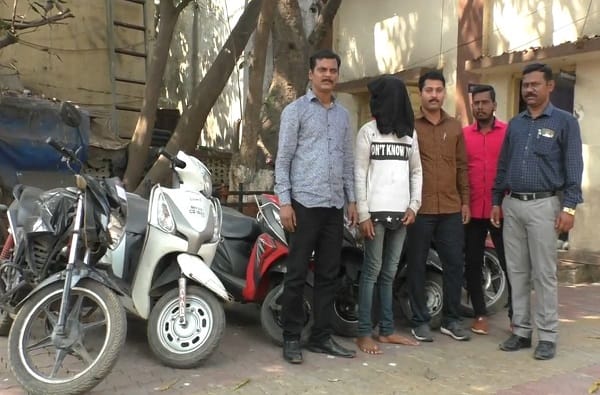 रेसिंगसाठी बाईक चोरी करणाऱ्या टोळीला डोंबिवलीत बेड्या रेसिंगसाठी बाईक चोरी करणाऱ्या टोळीला डोंबिवलीत बेड्या