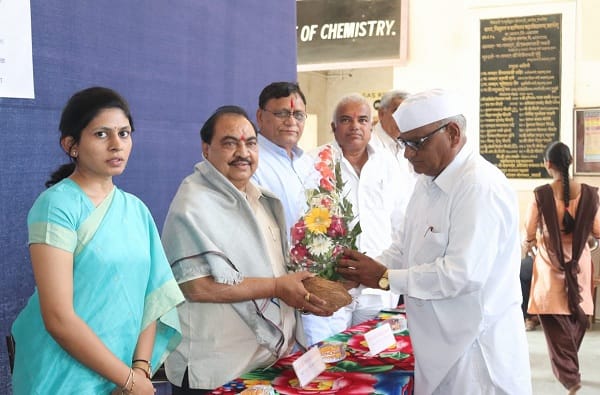 रावेर मतदारसंघात खडसे कुटुंबाला धूळ चारणार, शिवसेना पदाधिकाऱ्यांचा ठराव रावेर मतदारसंघात खडसे कुटुंबाला धूळ चारणार, शिवसेना पदाधिकाऱ्यांचा ठराव