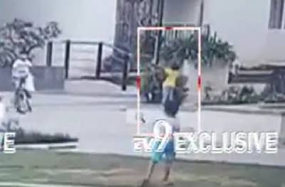 खेळता-खेळता मुलगा खांबाला चिकटला, मृत्यू झालेलं बाजूच्यांना कळलंही नाही