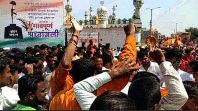 बाजूलाच शहिदांच्या श्रद्धांजलीचे फलक, पण राष्ट्रवादीच्या आमदाराचा बेभान डान्स