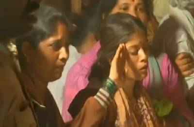 पुलवामा हल्ल्यातील वीरपत्नीचं दुर्दैव, पैशासाठी दिरासोबत लग्नासाठी दबाव