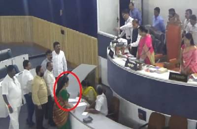 भाजपच्या नगरसेविकेने महापालिका आयुक्तांवर बांगड्या फेकल्या