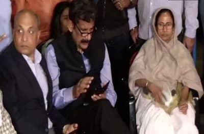 बंगालमध्ये ममता विरुद्ध सीबीआय, ममता बॅनर्जींचं धरणं आंदोलन