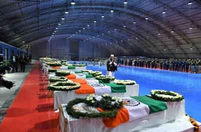 दिल्लीत शहिदांना मोदींची मानवंदना, पार्थिव मूळ गावी नेणार