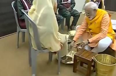 VIDEO : पंतप्रधान मोदींनी कुंभमेळ्यात सफाई कर्माचाऱ्यांचे पाय धुतले!