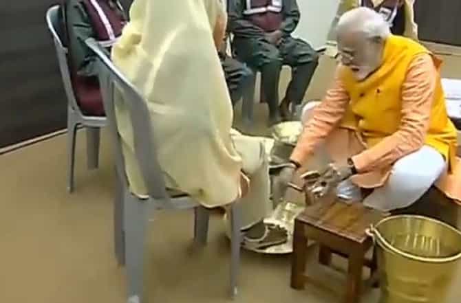VIDEO : पंतप्रधान मोदींनी कुंभमेळ्यात सफाई कर्माचाऱ्यांचे पाय धुतले!