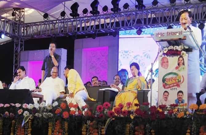 भाषणात चूक करणाऱ्या राष्ट्रवादीच्या आमदाराला शरद पवारांनी ठणकावलं