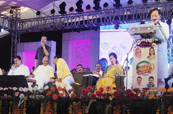 भाषणात चूक करणाऱ्या राष्ट्रवादीच्या आमदाराला शरद पवारांनी ठणकावलं
