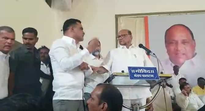 VIDEO : पवारांनी हात पकडून थांबवलं, तरी पदाधिकारी ऐकेना, साताऱ्यात गोंधळ