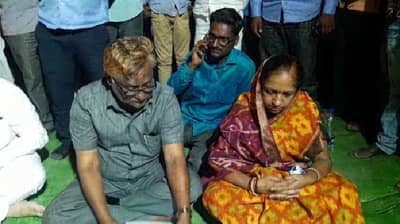 परळीत नगराध्यक्षांच्याच खुल्या जागेवर कब्जा, कुटुंबासह आमरण उपोषण सुरु