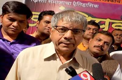 पवारांनी माघार घेऊन त्यांचा जनाधार कमी झाल्याचे संकेत दिलेत : प्रकाश आंबेडकर