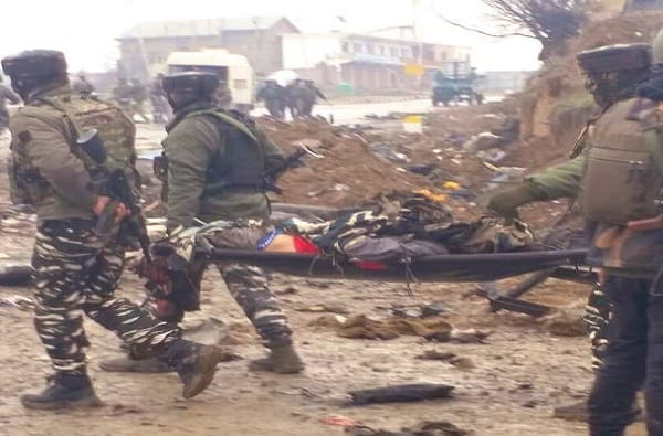 पुलवामा हल्ल्याने संपूर्ण देशाचं रक्त खवळलं, कठोर धडा शिकवण्याची मागणी पुलवामा हल्ल्याने संपूर्ण देशाचं रक्त खवळलं, कठोर धडा शिकवण्याची मागणी