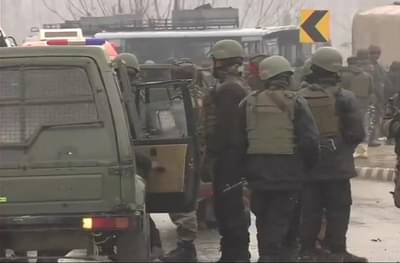 200 किलो स्फोटकं घेऊन जाणाऱ्या गाडीचा सीआरपीएफ जवानांवर हल्ला