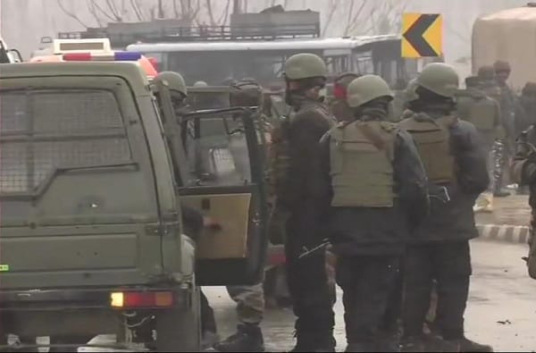 200 किलो स्फोटकं घेऊन जाणाऱ्या गाडीचा सीआरपीएफ जवानांवर हल्ला 200 किलो स्फोटकं घेऊन जाणाऱ्या गाडीचा सीआरपीएफ जवानांवर हल्ला