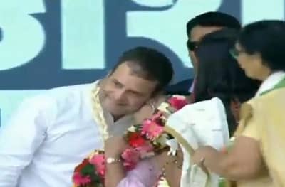 व्हॅलेंटाईन सरप्राईज! महिलेने व्यासपीठावर येऊन राहुल गांधींचा किस घेतला