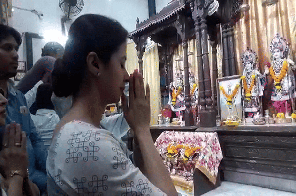 उर्मिला मातोंडकरचं टेम्पल रन, तिकीट जाहीर होताच, मंदिर, गुरुद्वाराला भेट