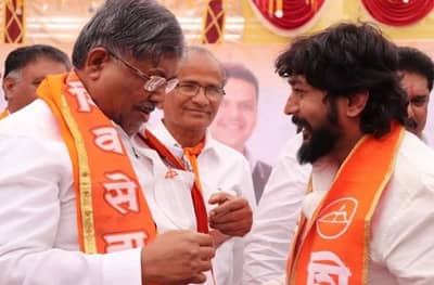 चंद्रकांत पाटलांच्या छातीवर शिवसेनेचा धनुष्यबाण!