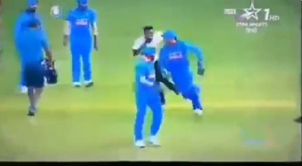 चाहता भेटायला आला, धोनी पळायला लागला, मैदानातच पकडापकडी
