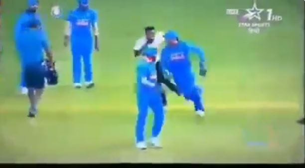 चाहता भेटायला आला, धोनी पळायला लागला, मैदानातच पकडापकडी चाहता भेटायला आला, धोनी पळायला लागला, मैदानातच पकडापकडी