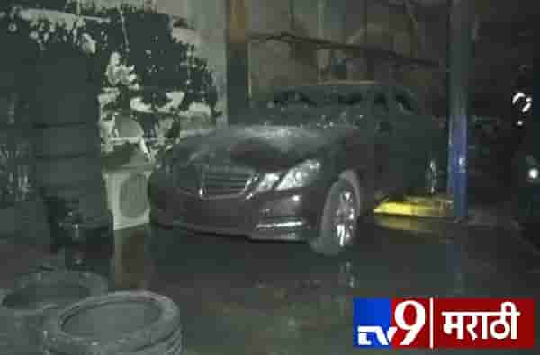 मुंबईत भीषण आग, 6 मर्सिडीज जळून खाक