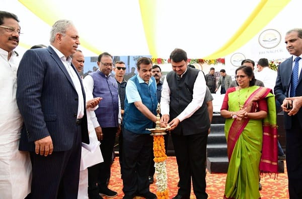 नागपुरात गडकरी-फडणवीस जोडीकडून भूमिपूजनाचा सपाटा नागपुरात गडकरी-फडणवीस जोडीकडून भूमिपूजनाचा सपाटा