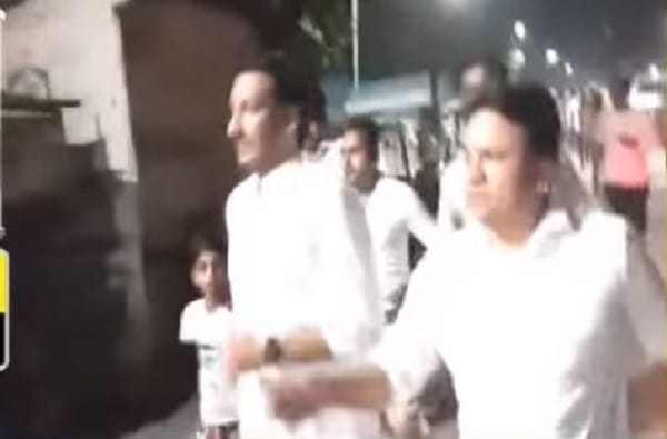 VIDEO कारमधून उतरुन पार्थ पवार थेट रस्त्यावरुन धावत सुटले VIDEO कारमधून उतरुन पार्थ पवार थेट रस्त्यावरुन धावत सुटले