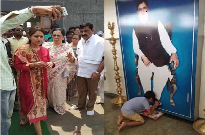 माझी आई पुन्हा जिंकू दे, प्रितम मुंडेंचा मुलगा आजोबांच्या चरणी लीन