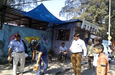 पुण्यात रस्त्यावर थुंकणाऱ्याकडून उपमहापौरांनी रस्ता धुवून घेतला!