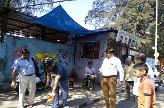 पुण्यात रस्त्यावर थुंकणाऱ्याकडून उपमहापौरांनी रस्ता धुवून घेतला!
