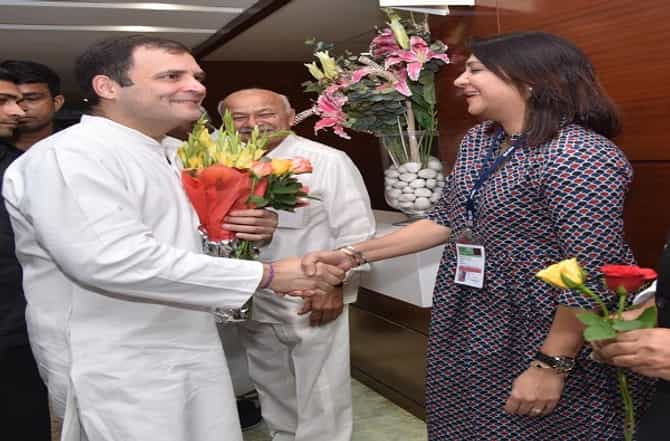 राहुल गांधींसोबत चर्चा, प्रिया दत्त यांचा निर्णय बदलला?