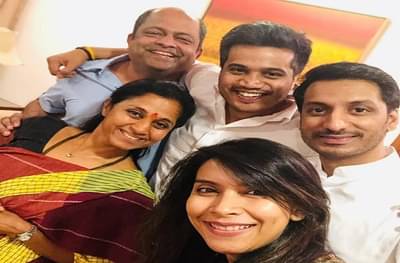 सुप्रिया सुळेंकडून फॅमिली फोटो शेअर, पवार कुटुंबात सर्वकाही आलबेल?