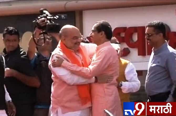 अमित शाहांच्या व्यासपीठावर उद्धव ठाकरे म्हणाले, जय गुजरात!