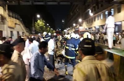 PHOTO: CSMT जवळ पादचारी पुलाचा स्लॅब कोसळला