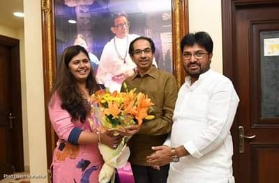 उद्धव ठाकरेंचा आशिर्वाद घेण्यासाठी मातोश्रीवर : पंकजा मुंडे