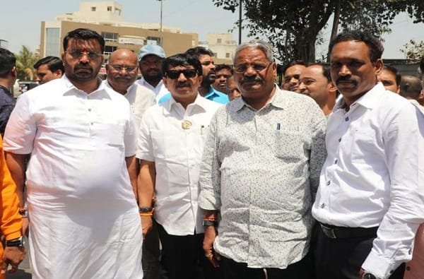 भोसरीतून प्रचंड मतांची आघाडी देईन, महेश लांडगे आणि आढळरावांची अखेर दिलजमाई भोसरीतून प्रचंड मतांची आघाडी देईन, महेश लांडगे आणि आढळरावांची अखेर दिलजमाई