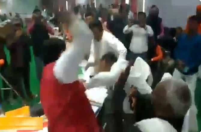 नाव लिहिण्यावरुन वाद, भाजप खासदाराने आमदाराला बुटाने झोडपलं