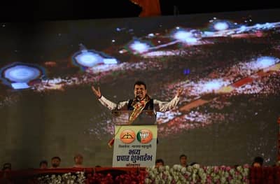 विधानसभेला तुमचे कपडे उतरले, मुंबई लंगोट शिल्लक होती तीही उद्धवजींनी उतरवली