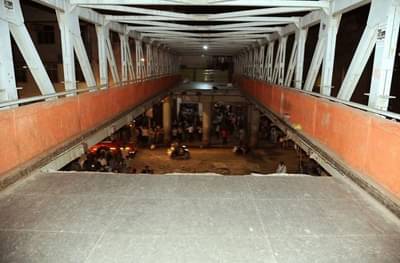 सीएसएमटी स्टेशनबाहेरील तो पूल पुन्हा बांधणार, सहा महिन्यात पूल खुला करण्याचा प्रयत्न