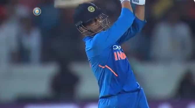 केदार जाधवची धोनीसोबत मॅच विनिंग खेळी, ऑस्ट्रेलियावर सहा विकेट्सने मात