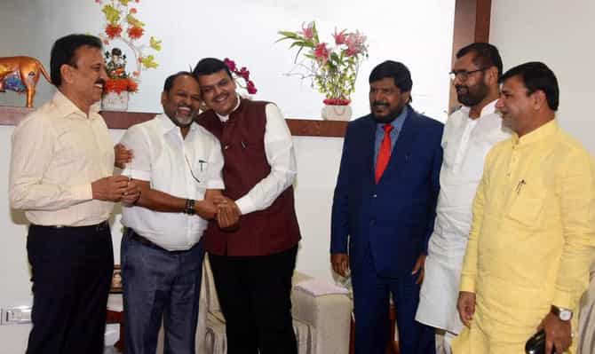 जानकरांचं दुपारी भाजपवर तोंडसुख, काही तासातच गळाभेट